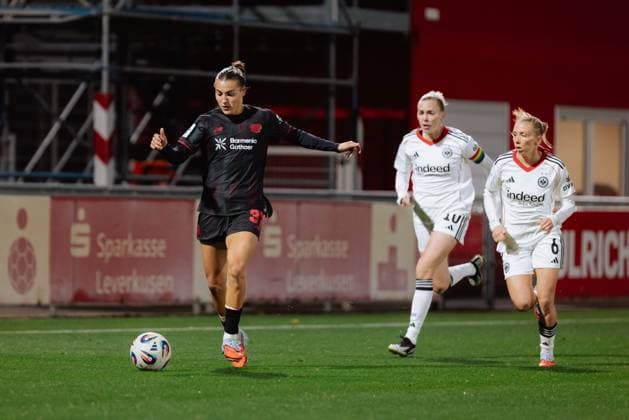 25 09 25, Women, Football, Google Pixel Womens Bundesliga, Season 2025 2026, Bayer 04 Leverkusen Eintracht Frankfurt, Matchday 4 Carlotta Wamser 37 Bayer 04 Leverkusen dribbling Leverkusen Ulrich Haberland Stadion NRW Germany