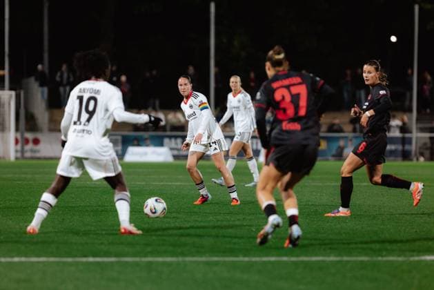 25 09 25, Women, Soccer, Google Pixel Women Bundesliga, Season 2025 2026, Bayer 04 Leverkusen Eintracht Frankfurt, 4 Matchday Geraldine Reuteler 14 Eintracht Frankfurt Pass Leverkusen Ulrich Haberland Stadion NRW Germany