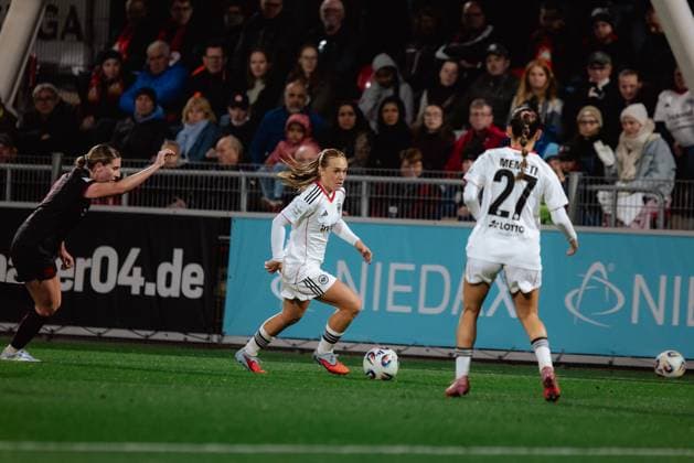 25 09 25, Women, Soccer, Google Pixel Women Bundesliga, Season 2025 2026, Bayer 04 Leverkusen Eintracht Frankfurt, 4 Matchday Lisanne Gräwe 8 Eintracht Frankfurt dribbling Leverkusen Ulrich Haberland Stadion NRW Germany