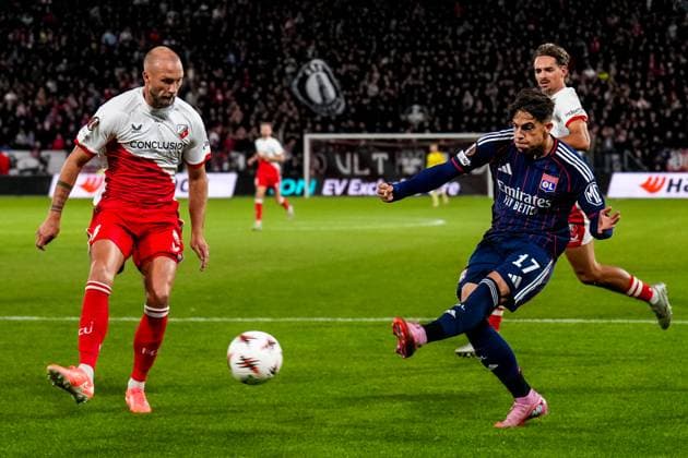 UTRECHT, NETHERLANDS - SEPTEMBER 25: Afonso Moreira of Olympique Lyonnais shoots under pressure from Mike van der Hoorn of FC Utrecht during the UEFA Europa League 2025 26 League Phase MD1 match between FC Utrecht and Olympique Lyonnais at Stadion Galgenwaard on September 25, 2025 in Utrecht, Netherlands. (Photo by Rene Nijhuis) SPO  Copyright: xRenexNijhuis