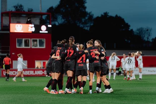 25 09 25, Women, Soccer, Google Pixel Womens Bundesliga, Season 2025 2026, Bayer 04 Leverkusen Eintracht Frankfurt, Matchday 4 Vanessa Fudalla 21 Bayer 04 Leverkusen celebrating goal to 2 0 with team Leverkusen Ulrich Haberland Stadion NRW Germany