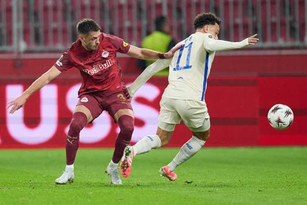 Salzburg, Austria September 25, 2025 Europa League 2025 2026 RB Salzburg vs FC Porto In the picture from left in the duel Aleksa Terzic RB , Pepe FC Red Bull Arena Copyright: xFotostandx xWassmuth,xFOTOGRAFxJUERGENxxWASSMUTH,xJUERGENxWASSMUTHx