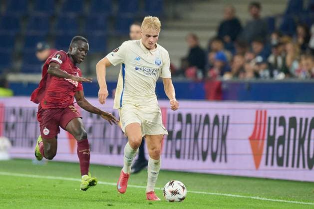 Salzburg, Austria September 25, 2025 Europa League 2025 2026 RB Salzburg vs FC Porto In the picture from left in the duel Soumaila Diabate RB , Victor Froholdt FC Red Bull Arena Copyright: xFotostandx xWassmuth,xFOTOGRAFxJUERGENxxWASSMUTH,xJUERGENxWASSMUTHx