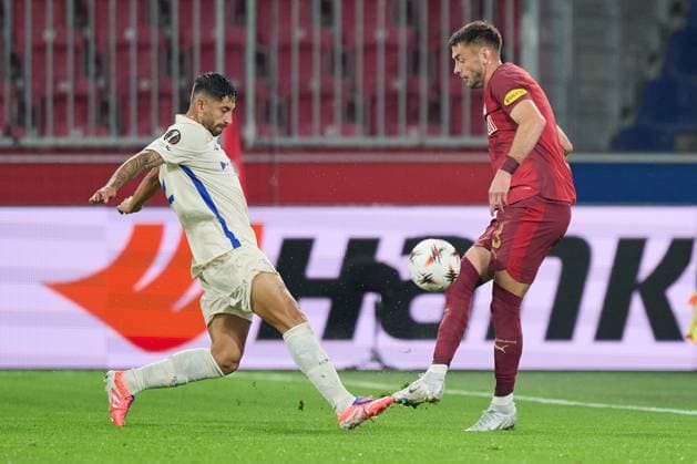 Salzburg, Austria September 25, 2025 Europa League 2025 2026 RB Salzburg vs FC Porto In the picture from left in the duel Jakub Kiwior FC , Aleksa Terzic RB Red Bull Arena Copyright: xFotostandx xWassmuth,xFOTOGRAFxJUERGENxxWASSMUTH,xJUERGENxWASSMUTHx