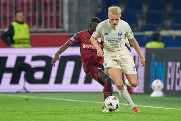 Salzburg, Austria September 25, 2025 Europa League 2025 2026 RB Salzburg vs FC Porto In the picture from left in the duel Soumaila Diabate RB , Victor Froholdt FC Red Bull Arena Copyright: xFotostandx xWassmuth,xFOTOGRAFxJUERGENxxWASSMUTH,xJUERGENxWASSMUTHx