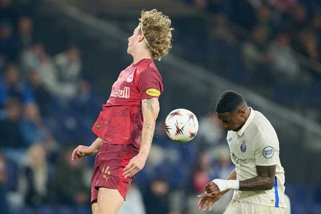 Salzburg, Austria September 25, 2025 Europa League 2025 2026 RB Salzburg vs FC Porto In the picture from left in the duel Maurits Kjaergaard RB , Pablo Rosario FC Red Bull Arena Copyright: xFotostandx xWassmuth,xFOTOGRAFxJUERGENxxWASSMUTH,xJUERGENxWASSMUTHx