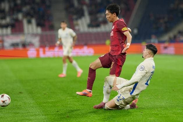 Salzburg, Austria September 25, 2025 Europa League 2025 2026 RB Salzburg vs FC Porto In the picture from left in the duel Sota Kitano RB , Borja Sainz FC Red Bull Arena Copyright: xFotostandx xWassmuth,xFOTOGRAFxJUERGENxxWASSMUTHx