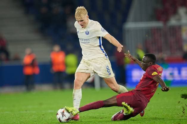 Salzburg, Austria September 25, 2025 Europa League 2025 2026 RB Salzburg vs FC Porto Pictured from left in duel Victor Froholdt FC , Soumaila Diabate RB Red Bull Arena Copyright: xFotostandx xWassmuth,xFOTOGRAFxJUERGENxxWASSMUTH,xJUERGENxWASSMUTHx