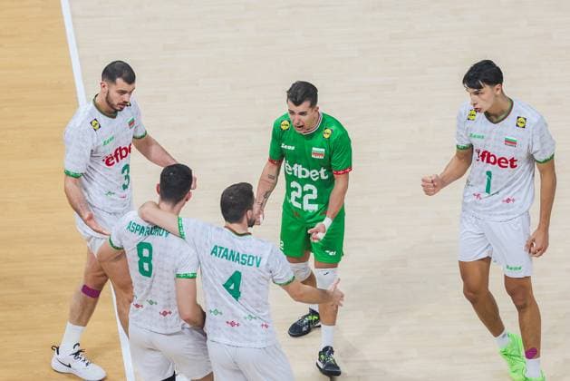 (250926) -- PASAY CITY, Sept. 26, 2025 -- Players of Bulgaria celebrate scoring during the quarterfinals match between Bulgaria and the United States at the FIVB Men s World Championship, WM, Weltmeisterschaft 2025 in Pasay City, the Philippines, on Sept. 25, 2025. ) (SP)PHILIPPINES-PASAY CITY-FIVB MEN S WORLD CHAMPIONSHIP 2025-QUARTERFINALS ROUELLExUMALI 