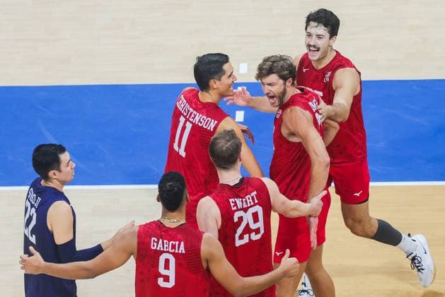 (250926) -- PASAY CITY, Sept. 26, 2025 -- Players of the United States celebrate scoring during the quarterfinals match between Bulgaria and the United States at the FIVB Men s World Championship, WM, Weltmeisterschaft 2025 in Pasay City, the Philippines, on Sept. 25, 2025. ) (SP)PHILIPPINES-PASAY CITY-FIVB MEN S WORLD CHAMPIONSHIP 2025-QUARTERFINALS ROUELLExUMALI 