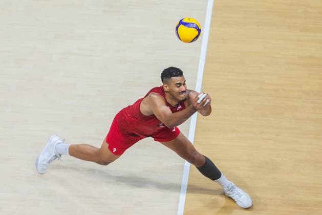 (250926) -- PASAY CITY, Sept. 26, 2025 -- Gabriel Garcia of the United States saves the ball during the quarterfinals match between Bulgaria and the United States at the FIVB Men s World Championship, WM, Weltmeisterschaft 2025 in Pasay City, the Philippines, on Sept. 25, 2025. ) (SP)PHILIPPINES-PASAY CITY-FIVB MEN S WORLD CHAMPIONSHIP 2025-QUARTERFINALS ROUELLExUMALI 