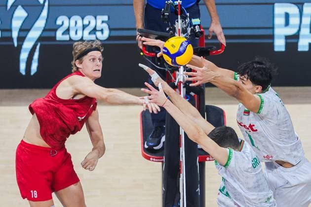 (250926) -- PASAY CITY, Sept. 26, 2025 -- Cooper Robinson (L) of the United States spikes the ball during the quarterfinals match between Bulgaria and the United States at the FIVB Men s World Championship, WM, Weltmeisterschaft 2025 in Pasay City, the Philippines, on Sept. 25, 2025. ) (SP)PHILIPPINES-PASAY CITY-FIVB MEN S WORLD CHAMPIONSHIP 2025-QUARTERFINALS ROUELLExUMALI 