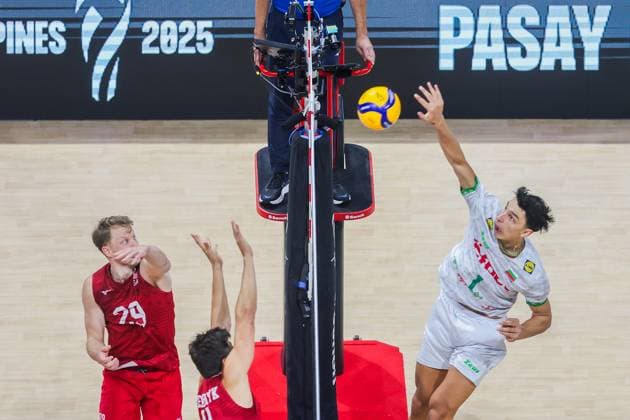(250926) -- PASAY CITY, Sept. 26, 2025 -- Simeon Nikolov (R) of Bulgaria spikes the ball during the quarterfinals match between Bulgaria and the United States at the FIVB Men s World Championship, WM, Weltmeisterschaft 2025 in Pasay City, the Philippines, on Sept. 25, 2025. ) (SP)PHILIPPINES-PASAY CITY-FIVB MEN S WORLD CHAMPIONSHIP 2025-QUARTERFINALS ROUELLExUMALI 
