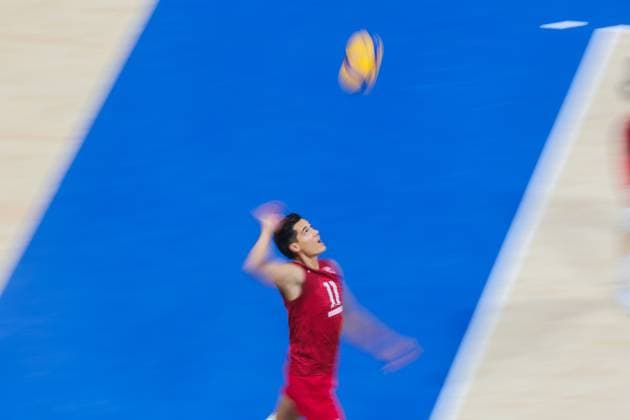 (250926) -- PASAY CITY, Sept. 26, 2025 -- Micah Christenson of the United States serves during the quarterfinals match between Bulgaria and the United States at the FIVB Men s World Championship, WM, Weltmeisterschaft 2025 in Pasay City, the Philippines, on Sept. 25, 2025. ) (SP)PHILIPPINES-PASAY CITY-FIVB MEN S WORLD CHAMPIONSHIP 2025-QUARTERFINALS ROUELLExUMALI 