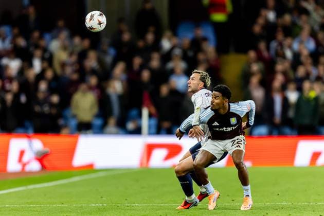 Aston Villa v Bologna Europa League 25 09 2025. Aston Villa defender Ian Maatsen (22) battles for possession with Bologna forward Federico Bernardeschi (10) during the Europa League match between Aston Villa and Bologna at Villa Park, Birmingham, England on 25 September 2025. Birmingham Villa Park West Midlands England Editorial use only , Copyright: xManjitxNarotrax PSI-22910-0055
