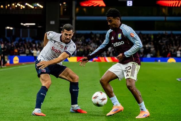 Aston Villa v Bologna Europa League 25 09 2025. Bologna midfielder Remo Freuler (8) crosses the ball during the Europa League match between Aston Villa and Bologna at Villa Park, Birmingham, England on 25 September 2025. Birmingham Villa Park West Midlands England Editorial use only , Copyright: xManjitxNarotrax PSI-22910-0085