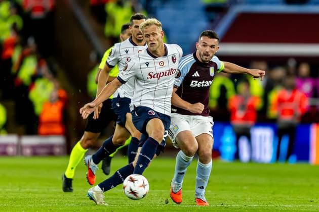 Aston Villa v Bologna Europa League 25 09 2025. Aston Villa midfielder John McGinn (7) plays a pass during the Europa League match between Aston Villa and Bologna at Villa Park, Birmingham, England on 25 September 2025. Birmingham Villa Park West Midlands England Editorial use only , Copyright: xManjitxNarotrax PSI-22910-0113