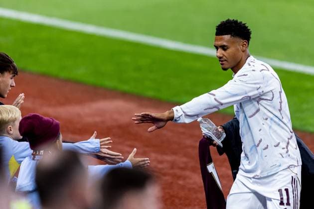 Aston Villa v Bologna Europa League 25 09 2025. Aston Villa forward Ollie Watkins (11) high-fives fans before the Europa League match between Aston Villa and Bologna at Villa Park, Birmingham, England on 25 September 2025. Birmingham Villa Park West Midlands England Editorial use only , Copyright: xManjitxNarotrax PSI-22910-0139
