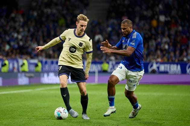 Real Oviedo v FC Barcelona, Barca - LaLiga EA Sports Frenkie de Jong of FC Barcelona competes for the ball with Salomon Rondon of Real Oviedo during the LaLiga EA Sports match between Real Oviedo and FC Barcelona at Carlos Tartiere on September 25, 2025, in Oviedo, Spain. Oviedo Carlos Tartiere Asturias Spain RL_ROVvFCB_000174 Copyright: xRicardoxLarreinax