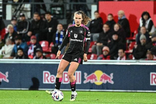 Soccer I Women I Season 2025 2026 I Bundesliga I 4 Matchday I RB Leipzig Hamburger SV I 25 09 2025 Pauline Annette Machtens 28, Hamburger SV with ball Crop, close-up, portrait, portrait, single photo, single image, body Leipzig RB Training Center, Cottaweg 7 Saxony Germany Copyright: xLobeca InesxHähnelx