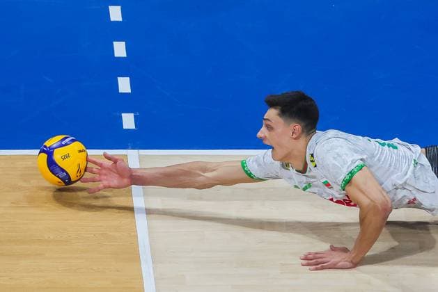 Sport Themen der Woche KW 39 (250926) -- PASAY CITY, Sept. 26, 2025 -- Aleksandar Nikolov of Bulgaria saves the ball during the quarterfinals match between Bulgaria and the United States at the FIVB Men s World Championship, WM, Weltmeisterschaft 2025 in Pasay City, the Philippines, on Sept. 25, 2025. ) (SP)PHILIPPINES-PASAY CITY-FIVB MEN S WORLD CHAMPIONSHIP 2025-QUARTERFINALS ROUELLExUMALI 