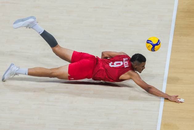 (250926) -- PASAY CITY, Sept. 26, 2025 -- Gabriel Garcia of the United States saves the ball during the quarterfinals match between Bulgaria and the United States at the FIVB Men s World Championship, WM, Weltmeisterschaft 2025 in Pasay City, the Philippines, on Sept. 25, 2025. ) (SP)PHILIPPINES-PASAY CITY-FIVB MEN S WORLD CHAMPIONSHIP 2025-QUARTERFINALS ROUELLExUMALI 