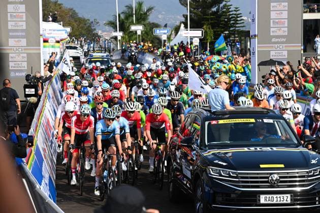 2025 UCI Road World Championships Picture by Simon Wilkinson SWpix.com - 26 09 2025 - Cycling - 2025 UCI Road World Championships - Kigali Convention Centre, Kigali, Rwanda - Men Junior Road Race - The peloton roll off the start line Copyright: x xSWpix.comx(t axPhotographyxHubxLtd)xSimonxWilkinson SWpix.comx SWP-3030-6991
