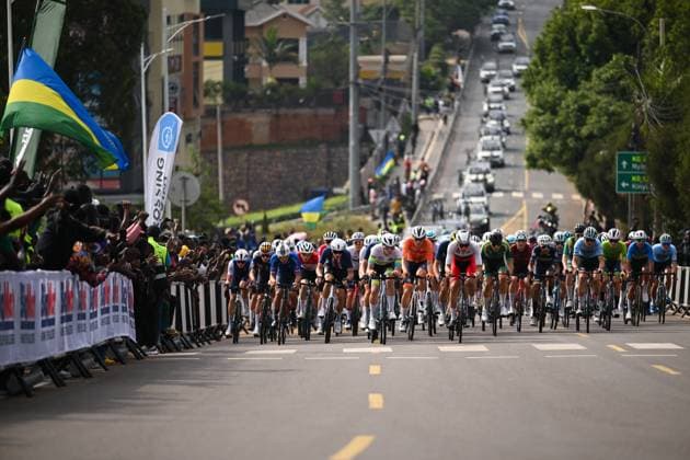 2025 UCI Road World Championships Picture by Chris Auld SWpix.com - 26 09 2025 - Cycling - 2025 UCI Road World Championships - Kigali Convention Centre, Kigali, Rwanda - Men Junior Road Race - The peloton Copyright: x xSWpix.comx(t axPhotographyxHubxLtd)xChrisxAuld SWpix.comx SWP-3030-7037