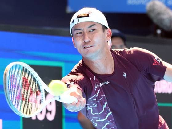September 25, 2025, Tokyo, Japan - Sho Shimabukuro of Japan returns the ball against Sebastian Korda of the United States during a second round match of the Japan Open Tennis tournament in Tokyo on Friday, September 26, 2025. Korda defeated Shimabukuro 6-1, 6-4. (photo by Yoshio Tsunoda AFLO) Noxthirdxpartyxsales  aflo_304811846