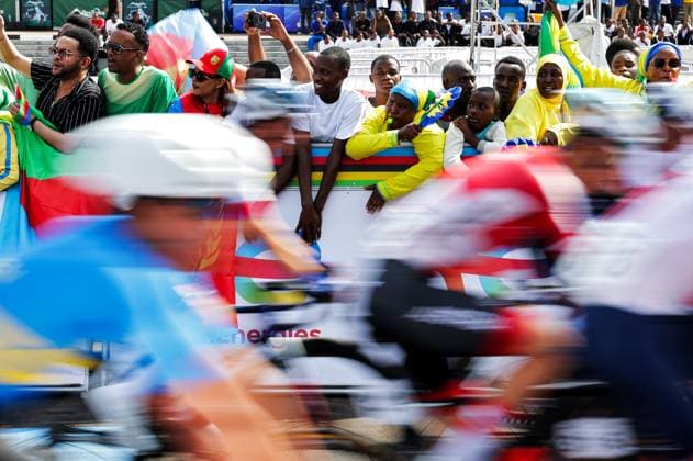 2025 UCI Road World Championships Picture by Alex Whitehead SWpix.com - 26 09 2025 - Cycling - 2025 UCI Road World Championships - Kigali Convention Centre, Kigali, Rwanda - Men Junior Road Race - Fans at the road side as the peloton pass Copyright: x xSWpix.comx(t axPhotographyxHubxLtd)xAlexxWhitehead SWpix.comx SWP-3030-7039