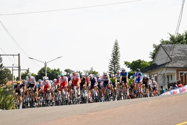 2025 UCI Road World Championships Picture by Chris Auld SWpix.com - 26 09 2025 - Cycling - 2025 UCI Road World Championships - Kigali Convention Centre, Kigali, Rwanda - Men Junior Road Race - The peloton Copyright: x xSWpix.comx(t axPhotographyxHubxLtd)xChrisxAuld SWpix.comx SWP-3030-7041