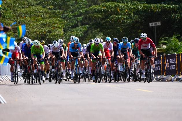2025 UCI Road World Championships Picture by Zac Williams SWpix.com - 26 09 2025 - Cycling - 2025 UCI Road World Championships - Kigali Convention Centre, Kigali, Rwanda - Men Junior Road Race - The peloton Copyright: x xSWpix.comx(t axPhotographyxHubxLtd)xZacxWilliams SWpix.comx SWP-3030-7050