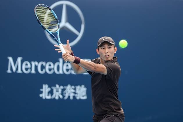 BEIJING, CHINA - SEPTEMBER 26: Shang Juncheng of China competes in the Men s Singles Round of 32 match against Arthur Cazaux of France on day 5 of the 2025 China Open at National Tennis Center on September 26, 2025 in Beijing, China.  Copyright: xVCGx 111593326826
