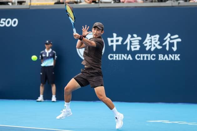 BEIJING, CHINA - SEPTEMBER 26: Shang Juncheng of China competes in the Men s Singles Round of 32 match against Arthur Cazaux of France on day 5 of the 2025 China Open at National Tennis Center on September 26, 2025 in Beijing, China.  Copyright: xVCGx 111593327046