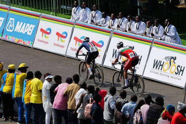 2025 UCI Road World Championships Picture by Alex Whitehead SWpix.com - 26 09 2025 - Cycling - 2025 UCI Road World Championships - Kigali Convention Centre, Kigali, Rwanda - Men Junior Road Race - Beckam Drake (USA), Nicholas van der Merwe (Bulgaria) Copyright: x xSWpix.comx(t axPhotographyxHubxLtd)xAlexxWhitehead SWpix.comx SWP-3030-7058