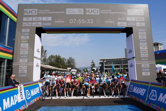 2025 UCI Road World Championships Picture by Zac Williams SWpix.com - 26 09 2025 - Cycling - 2025 UCI Road World Championships - Kigali Convention Centre, Kigali, Rwanda - Men Junior Road Race - Riders lined up on the start line Copyright: x xSWpix.comx(t axPhotographyxHubxLtd)xZacxWilliams SWpix.comx SWP-3030-7080