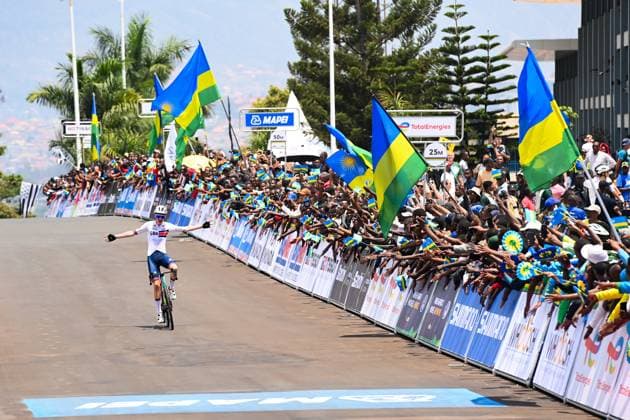 2025 UCI Road World Championships Picture by Simon Wilkinson SWpix.com - 26 09 2025 - Cycling - 2025 UCI Road World Championships - Kigali Convention Centre, Kigali, Rwanda - Men Junior Road Race - Harry Hudson (Great Britain) Wins the Men Junior Road Race World Championship, WM, Weltmeisterschaft Copyright: x xSWpix.comx(t axPhotographyxHubxLtd)xSimonxWilkinson SWpix.comx SWP-3030-7210