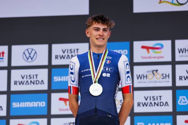 2025 UCI Road World Championships Picture by Alex Whitehead SWpix.com - 26 09 2025 - Cycling - 2025 UCI Road World Championships - Kigali Convention Centre, Kigali, Rwanda - Men Junior Road Race Podium - Johan Blanc (France) receiving the Silver Medal Copyright: x xSWpix.comx(t axPhotographyxHubxLtd)xAlexxWhitehead SWpix.comx SWP-3030-7302