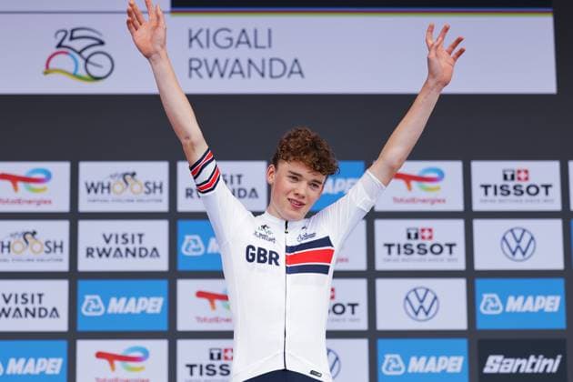 2025 UCI Road World Championships Picture by Alex Whitehead SWpix.com - 26 09 2025 - Cycling - 2025 UCI Road World Championships - Kigali Convention Centre, Kigali, Rwanda - Men Junior Road Race Podium - Harry Hudson (Great Britain) receiving the Gold Medal to become World Champion Copyright: x xSWpix.comx(t axPhotographyxHubxLtd)xAlexxWhitehead SWpix.comx SWP-3030-7284