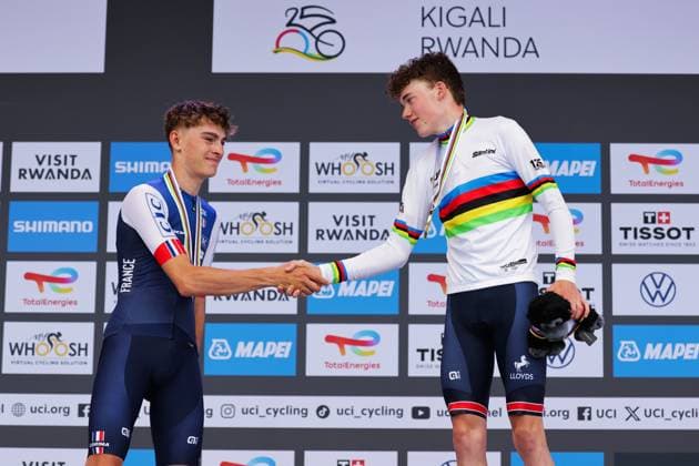 2025 UCI Road World Championships Picture by Alex Whitehead SWpix.com - 26 09 2025 - Cycling - 2025 UCI Road World Championships - Kigali Convention Centre, Kigali, Rwanda - Men Junior Road Race Podium - Harry Hudson (Great Britain) receiving the Gold Medal to become World Champion with Johan Blanc (France) receiving the Silver Medal Copyright: x xSWpix.comx(t axPhotographyxHubxLtd)xAlexxWhitehead SWpix.comx SWP-3030-7303