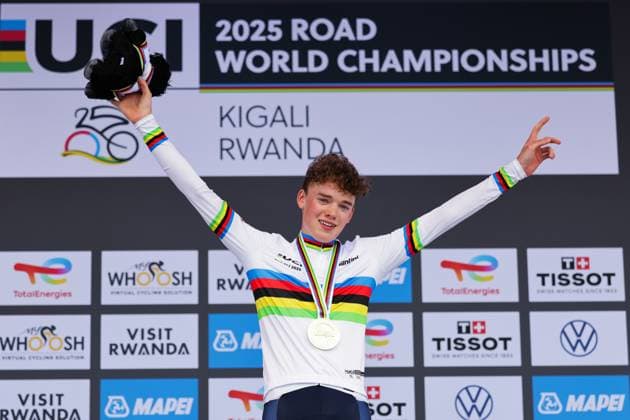 2025 UCI Road World Championships Picture by Alex Whitehead SWpix.com - 26 09 2025 - Cycling - 2025 UCI Road World Championships - Kigali Convention Centre, Kigali, Rwanda - Men Junior Road Race Podium - Harry Hudson (Great Britain) receiving the Gold Medal to become World Champion Copyright: x xSWpix.comx(t axPhotographyxHubxLtd)xAlexxWhitehead SWpix.comx SWP-3030-7285