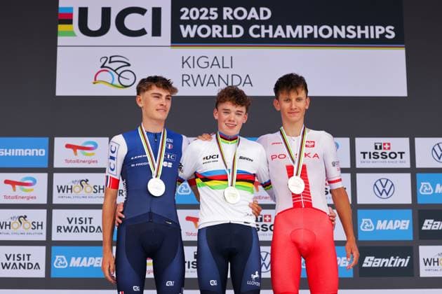 2025 UCI Road World Championships Picture by Alex Whitehead SWpix.com - 26 09 2025 - Cycling - 2025 UCI Road World Championships - Kigali Convention Centre, Kigali, Rwanda - Men Junior Road Race Podium - Harry Hudson (Great Britain) receiving the Gold Medal to become World Champion with Johan Blanc (France) receiving the Silver Medal and Jan Jackowiak (Poland) receiving the Bronze Medal Copyright: x xSWpix.comx(t axPhotographyxHubxLtd)xAlexxWhitehead SWpix.comx SWP-3030-7306