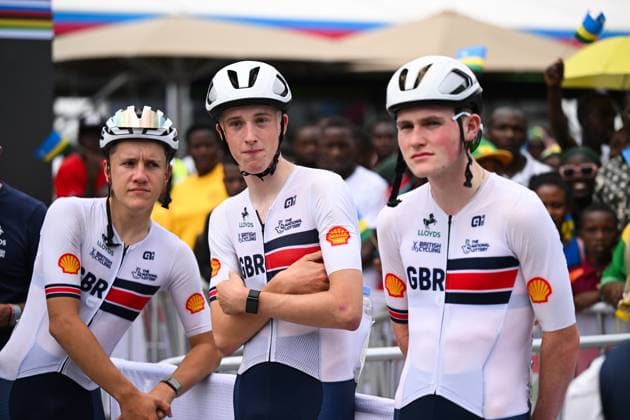 2025 UCI Road World Championships Picture by Chris Auld SWpix.com - 26 09 2025 - Cycling - 2025 UCI Road World Championships - Kigali Convention Centre, Kigali, Rwanda - Men Junior Road Race Podium - Max Hinds (Great Britain), Matthew Peace (Great Britain), Dylan Sage (Great Britain) Copyright: x xSWpix.comx(t axPhotographyxHubxLtd)xChrisxAuld SWpix.comx SWP-3030-7287