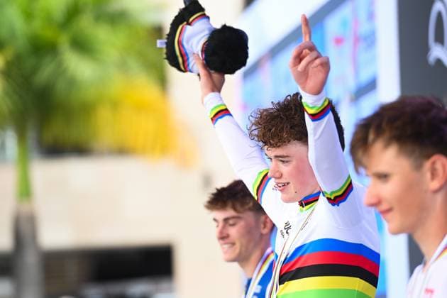 2025 UCI Road World Championships Picture by Simon Wilkinson SWpix.com - 26 09 2025 - Cycling - 2025 UCI Road World Championships - Kigali Convention Centre, Kigali, Rwanda - Men Junior Road Race Podium - Harry Hudson (Great Britain) receiving the Gold Medal to become World Champion Copyright: x xSWpix.comx(t axPhotographyxHubxLtd)xSimonxWilkinson SWpix.comx SWP-3030-7298