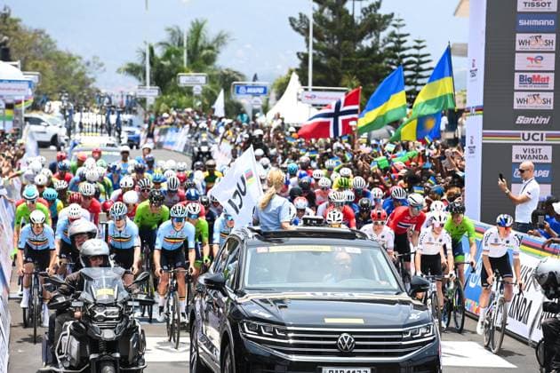 2025 UCI Road World Championships Picture by Simon Wilkinson SWpix.com - 26 09 2025 - Cycling - 2025 UCI Road World Championships - Kigali Convention Centre, Kigali, Rwanda - Men Under-23 Road Race - The peloton roll off the start line Copyright: x xSWpix.comx(t axPhotographyxHubxLtd)xSimonxWilkinson SWpix.comx SWP-3030-7309