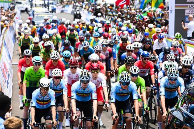 2025 UCI Road World Championships Picture by Simon Wilkinson SWpix.com - 26 09 2025 - Cycling - 2025 UCI Road World Championships - Kigali Convention Centre, Kigali, Rwanda - Men Under-23 Road Race - The peloton roll off the start line Copyright: x xSWpix.comx(t axPhotographyxHubxLtd)xSimonxWilkinson SWpix.comx SWP-3030-7310