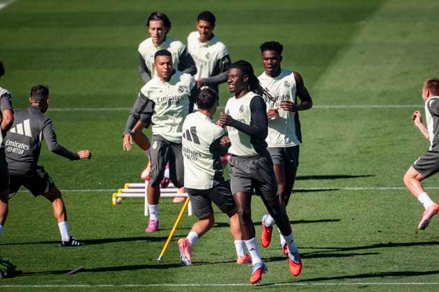 Real Madrid Training Session Players of Real Madrid (from L to R) Kylian Mbappe, Eduardo Camavinga, Aurelien Tchouameni are seen training during the training session ahead of their LaLiga EA Sports match against Atletico de Madrid at Ciudad Real Madrid on September 26, 2025 in Madrid, Spain. Valdebebas Ciudad Real Madrid Madrid Spain Copyright: xAlbertoxGardinx AGardin_20250926_Foot_ReaMad_tra_0092