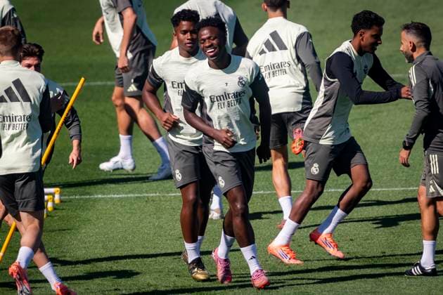 Real Madrid Training Session Vinicius Junior of Real Madrid (C) is seen training with his teammates during the training session ahead of their LaLiga EA Sports match against Atletico de Madrid at Ciudad Real Madrid on September 26, 2025 in Madrid, Spain. Valdebebas Ciudad Real Madrid Madrid Spain Copyright: xAlbertoxGardinx AGardin_20250926_Foot_ReaMad_tra_0116