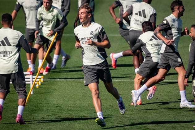 Real Madrid Training Session Dean Huijsen of Real Madrid (C) is seen training with his teammates during the training session ahead of their LaLiga EA Sports match against Atletico de Madrid at Ciudad Real Madrid on September 26, 2025 in Madrid, Spain. Valdebebas Ciudad Real Madrid Madrid Spain Copyright: xAlbertoxGardinx AGardin_20250926_Foot_ReaMad_tra_0162