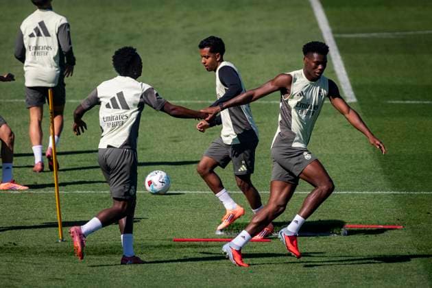 Real Madrid Training Session Vinicius Junior of Real Madrid (L) is seen training with Aurelien Tchouameni (R) during the training session ahead of their LaLiga EA Sports match against Atletico de Madrid at Ciudad Real Madrid on September 26, 2025 in Madrid, Spain. Valdebebas Ciudad Real Madrid Madrid Spain Copyright: xAlbertoxGardinx AGardin_20250926_Foot_ReaMad_tra_0182